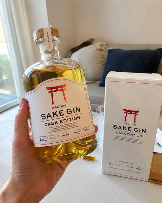 赤鳥居 SAKE GIN CASK EDITION を手に持つ